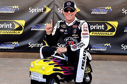Kevin Harvick in pole position al Kansas Speedway