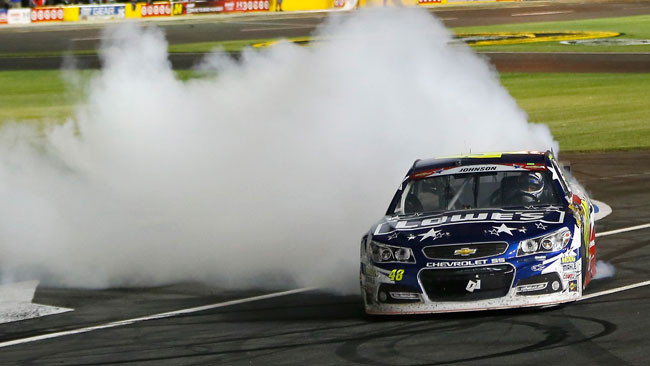 Jimmie Johnson trionfa dalla pole a Charlotte