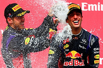 Vettel si congratula sportivamente con Ricciardo