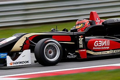 Esteban Ocon in pole dopo una grande battaglia