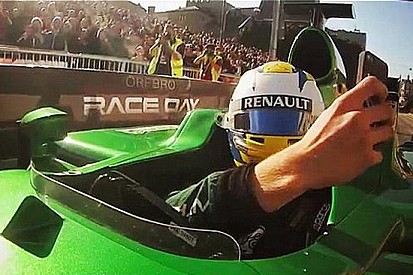 Ericsson si scatta un selfie guidando una... F.1!