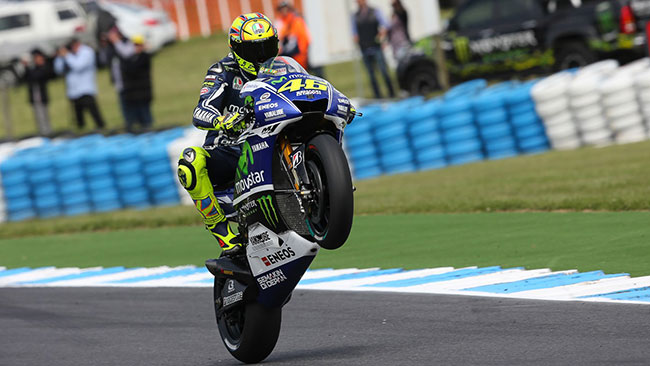 Valentino trionfa nella tripletta Yamaha in Australia
