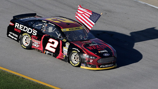 Keselowski vince a Talladega e resta in corsa