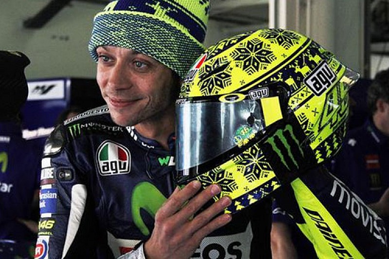 Sepang, un casco... invernale per Rossi!
