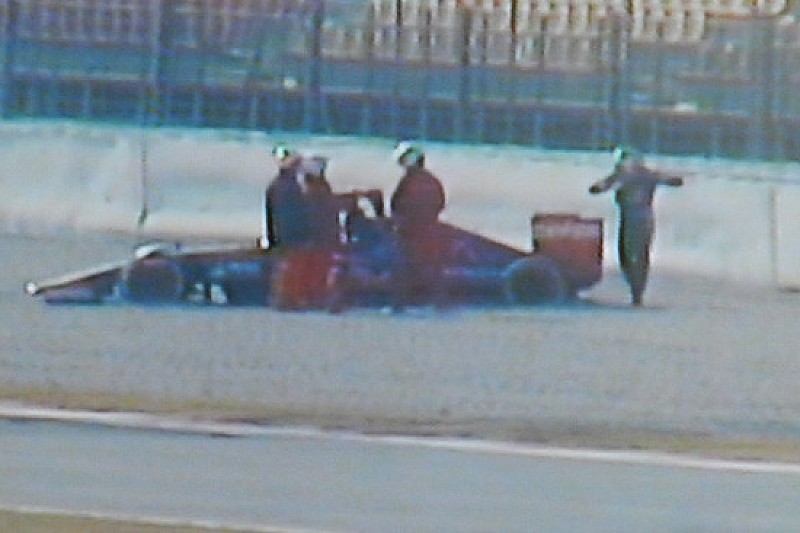 Sainz Jr nella sabbia alla curva 9: bandiera rossa