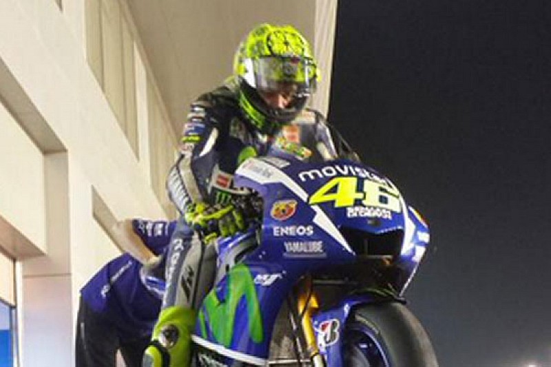Losail, Day 1, Ore 19: le Ducati volano, Valentino cade