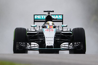 Vettel a un soffio da Hamilton nell'acqua di Sepang!