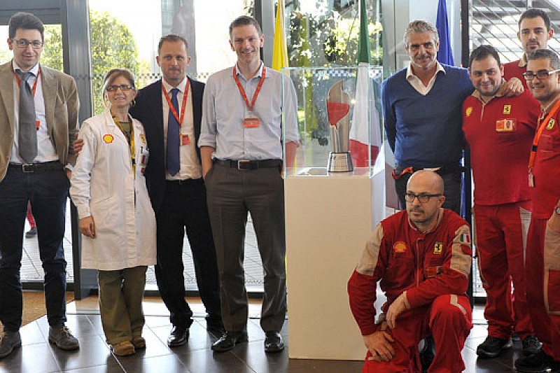 Il trofeo di Sepang esposto alla mensa Ferrari