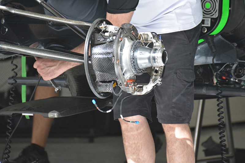McLaren: modifiche all'impianto frenante Akebono