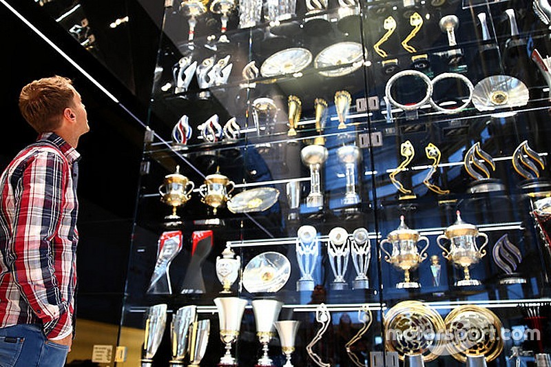Arrestaron a cuatro personas por el robo de trofeos a Red Bull