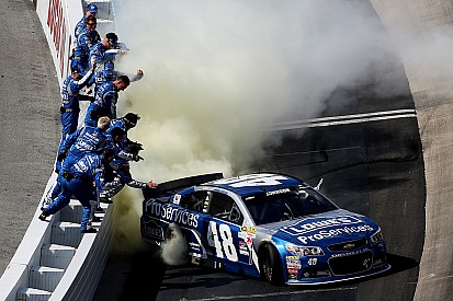 Jimmie Johnson aparece no fim para fazer história em Dover