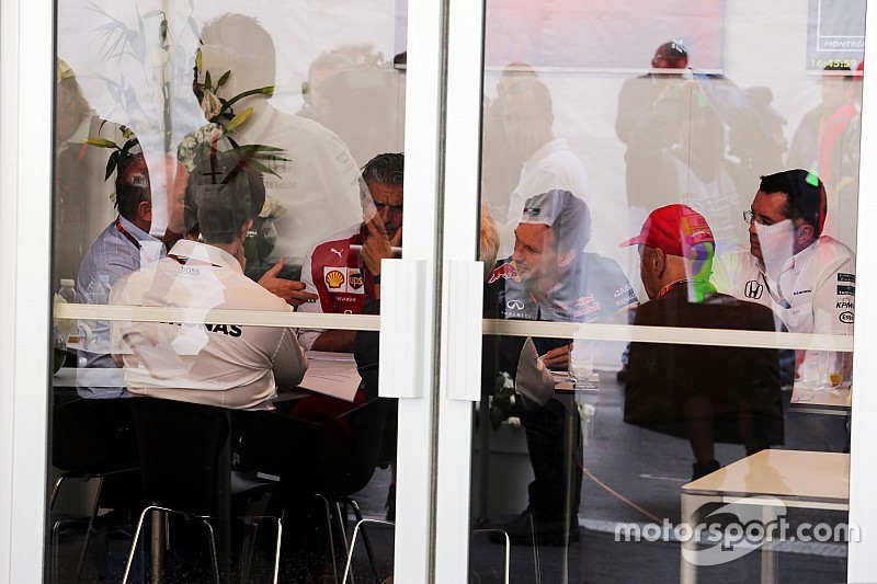 Los equipos empujan para los coches