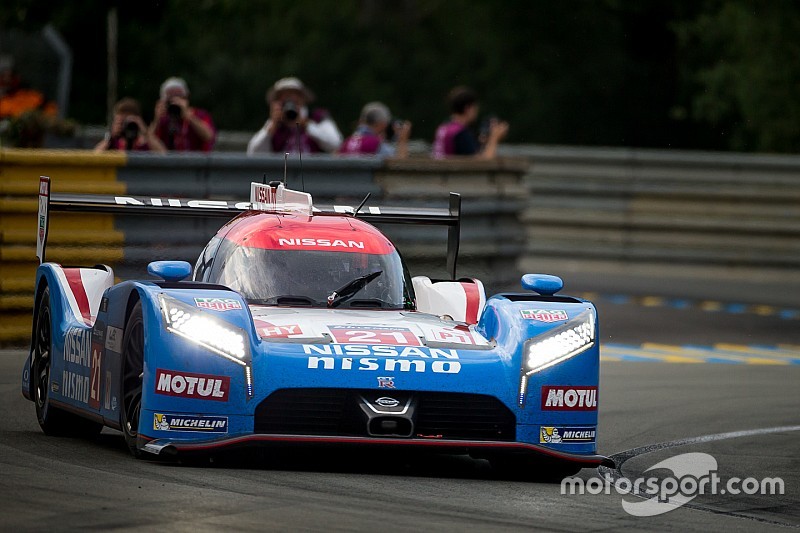Nissan lleva un coche a la meta