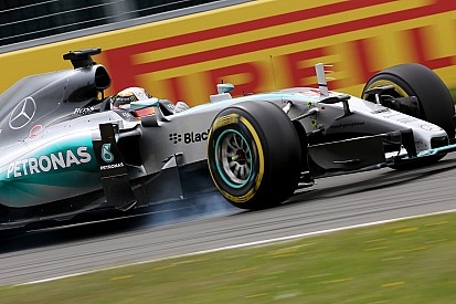 Lauda says F1 cars must scare drivers