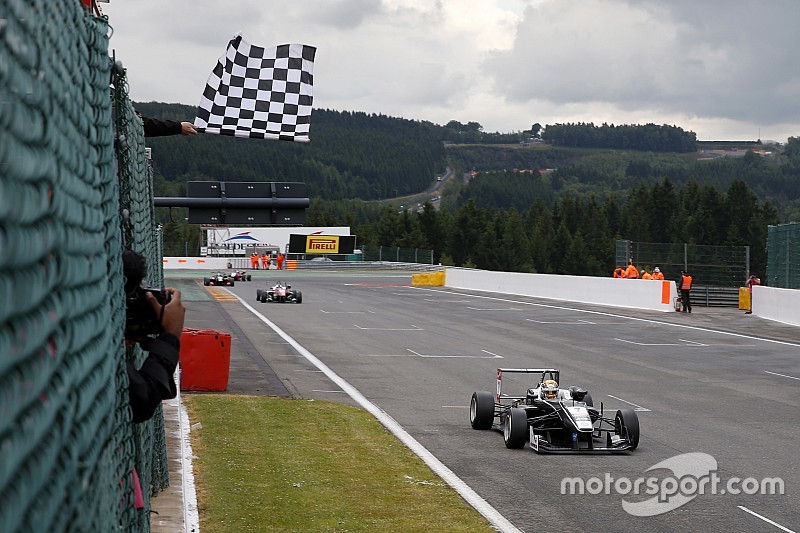 Leclerc aprovecha y gana en Spa