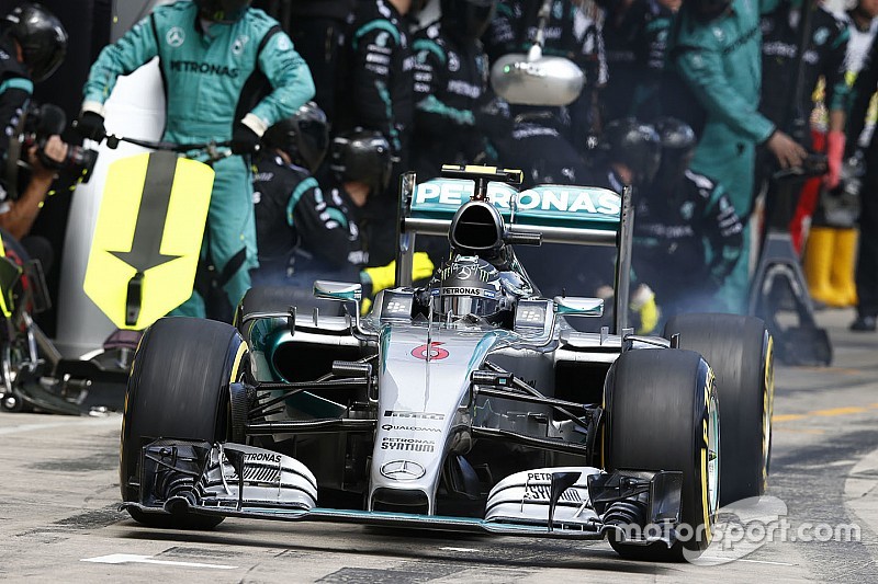Des pilotes Mercedes poussés à prendre tous les risques aux stands