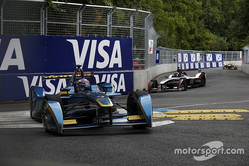 Buemi se culpa por perda do título