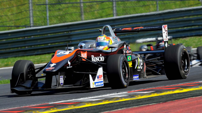 Vitor Baptista converte la pole in vittoria in gara 2