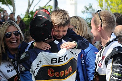 Ben e Tom Birchall trionfano nella gara di Sidecar