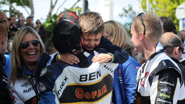 Ben e Tom Birchall trionfano nella gara di Sidecar