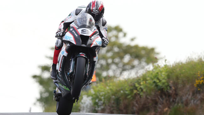 Ian Hutchinson sfonda il muro delle 130 miglia orarie