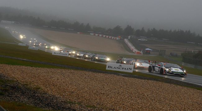 Jeroen Mul firma il bis nel diluvio del Nürburgring