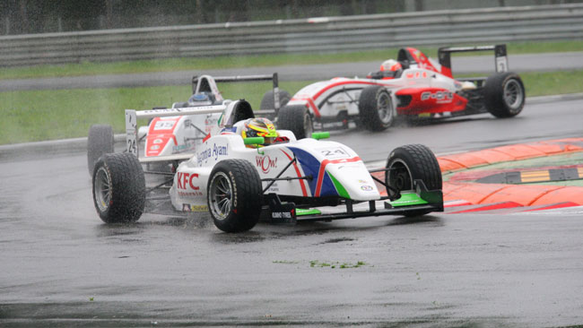 Giovinazzi trionfa al debutto in gara 1 a Monza