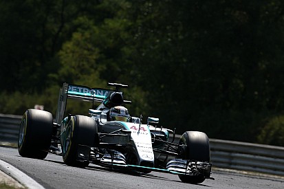 Hamilton vuelve a superar a Rosberg en la tercera práctica
