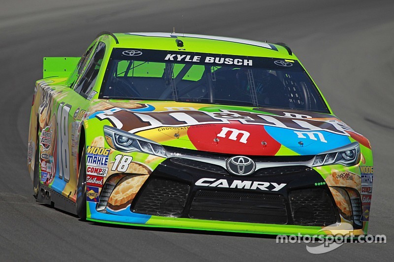 Kyle Busch golpeó el muro, pero fue el más rápido en la práctica final