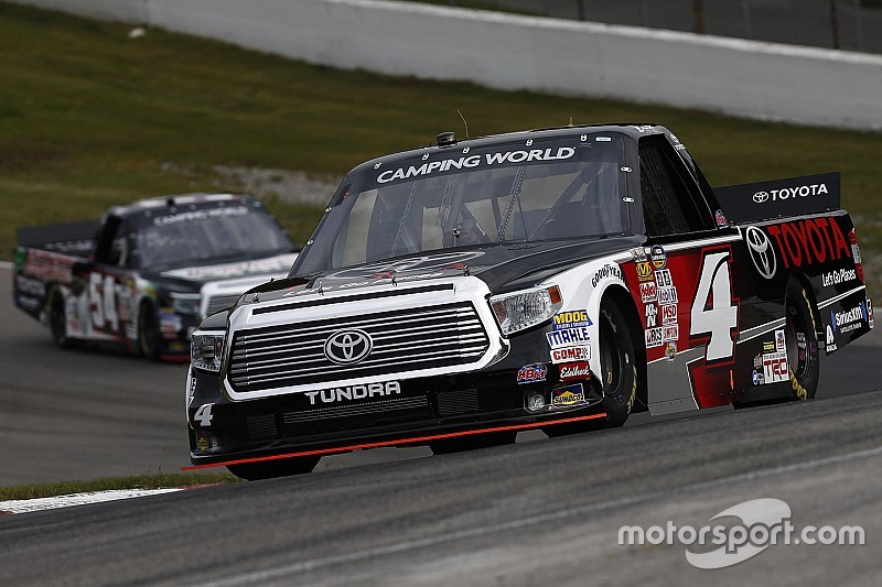 Erik Jones vence no Canadá e assume a liderança