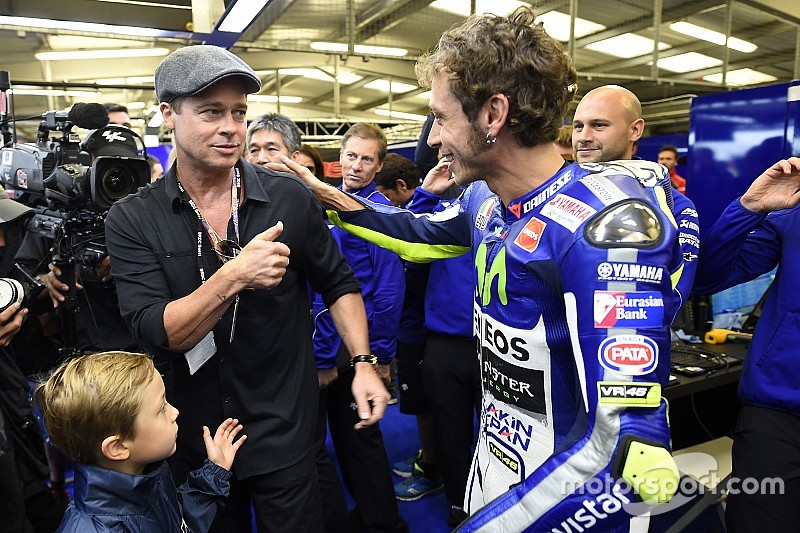 Valentino presume felicitación de Brad Pitt