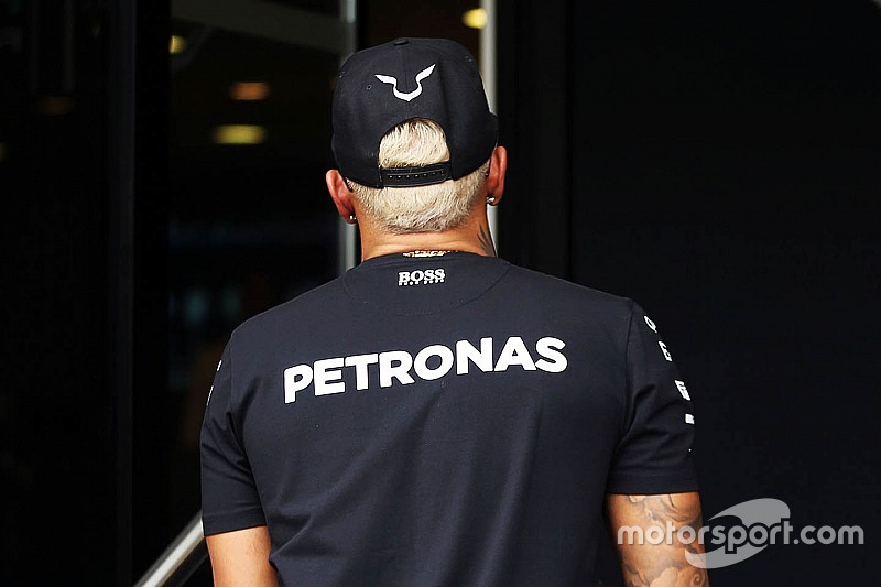 Hamilton pinta cabelo de loiro platinado para GP em Monza