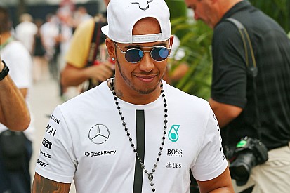 Hamilton sobre críticos da hegemonia da Mercedes: "superem"