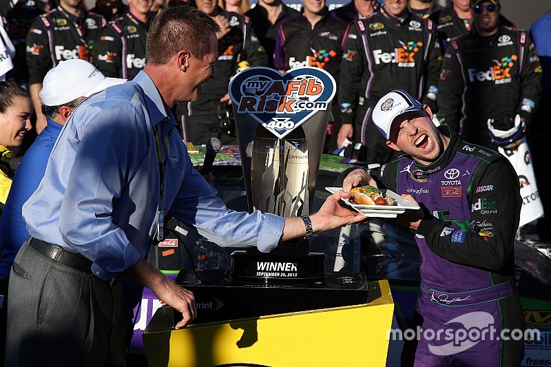 Denny Hamlin gana la primera carrera del Chase en Chicago