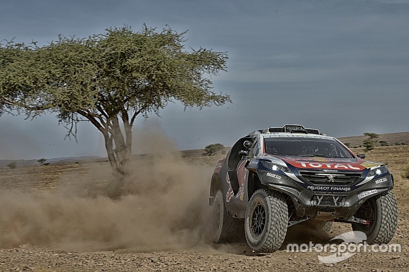 Inicio accidentado de Loeb con el Peugeot 2008 DKR