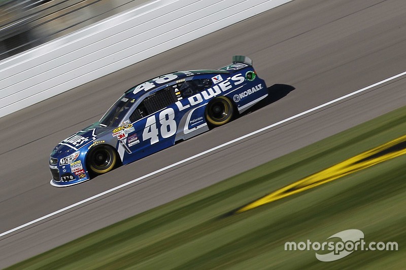 Jimmie Johnson logró la mejor vuelta en la Happy Hour en Kansas