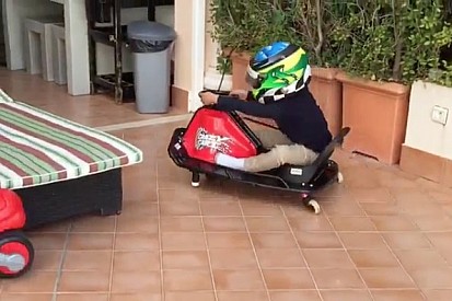 Felipinho Massa "supera" o pai em brincadeira de mini-kart