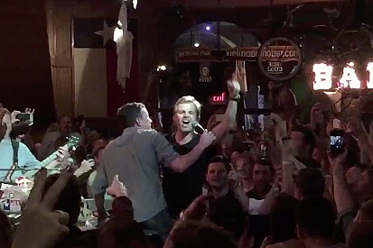 Nico Rosberg se consuela cantando rock