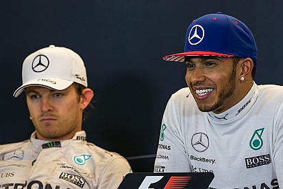 "Não foi adulto", diz Hamilton de boné atirado por Rosberg