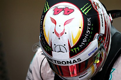 Hamilton festeggia l'iride con la terza stella sul casco