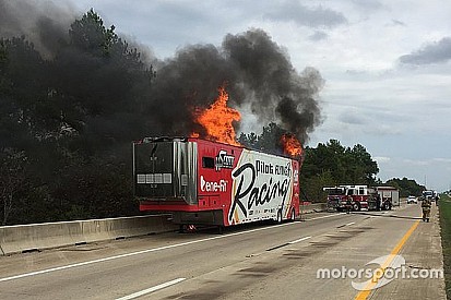 Carros da HScott Motorsport pegam fogo em estrada no Texas