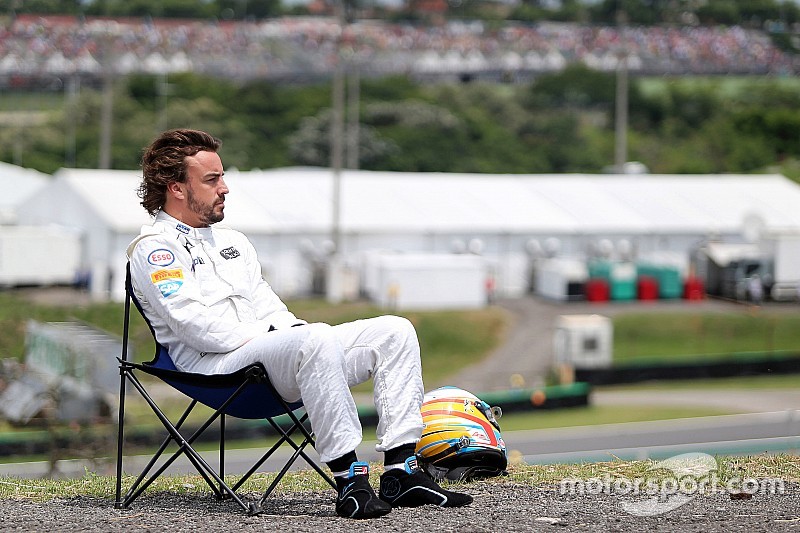 Alonso geniet van het zonnetje maar beseft ernst van de situatie