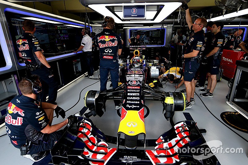 Red Bull: firmato l'accordo 2016 per il motore Renault