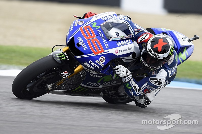 Lorenzo extiende la mano