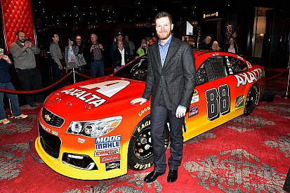 Dale Earnhardt Jr. presentó su decoración con Axalta