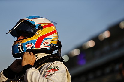 Alonso maneja en Japón una moto Honda y un McLaren de Senna