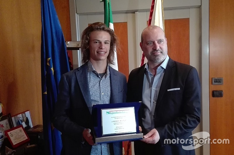 Bulega premiato per la vittoria nel Mondiale Junior FIM 2015