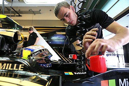 Lotus defende pilotos e reduz risco de demissão com Renault