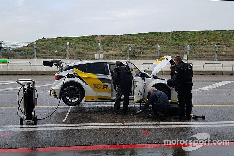 La Opel Astra OPC muove i primi passi a Zandvoort