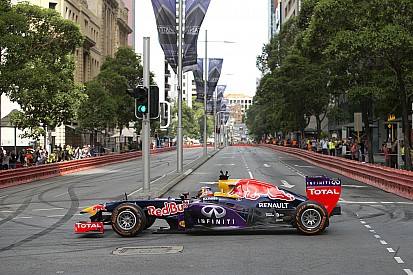Ricciardo faz alegria de fãs em show com Red Bull campeã